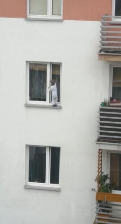 3-latek chodził po parapecie bloku w Kielcach! Szokujące nagranie z Kielc [ZDJĘCIA]