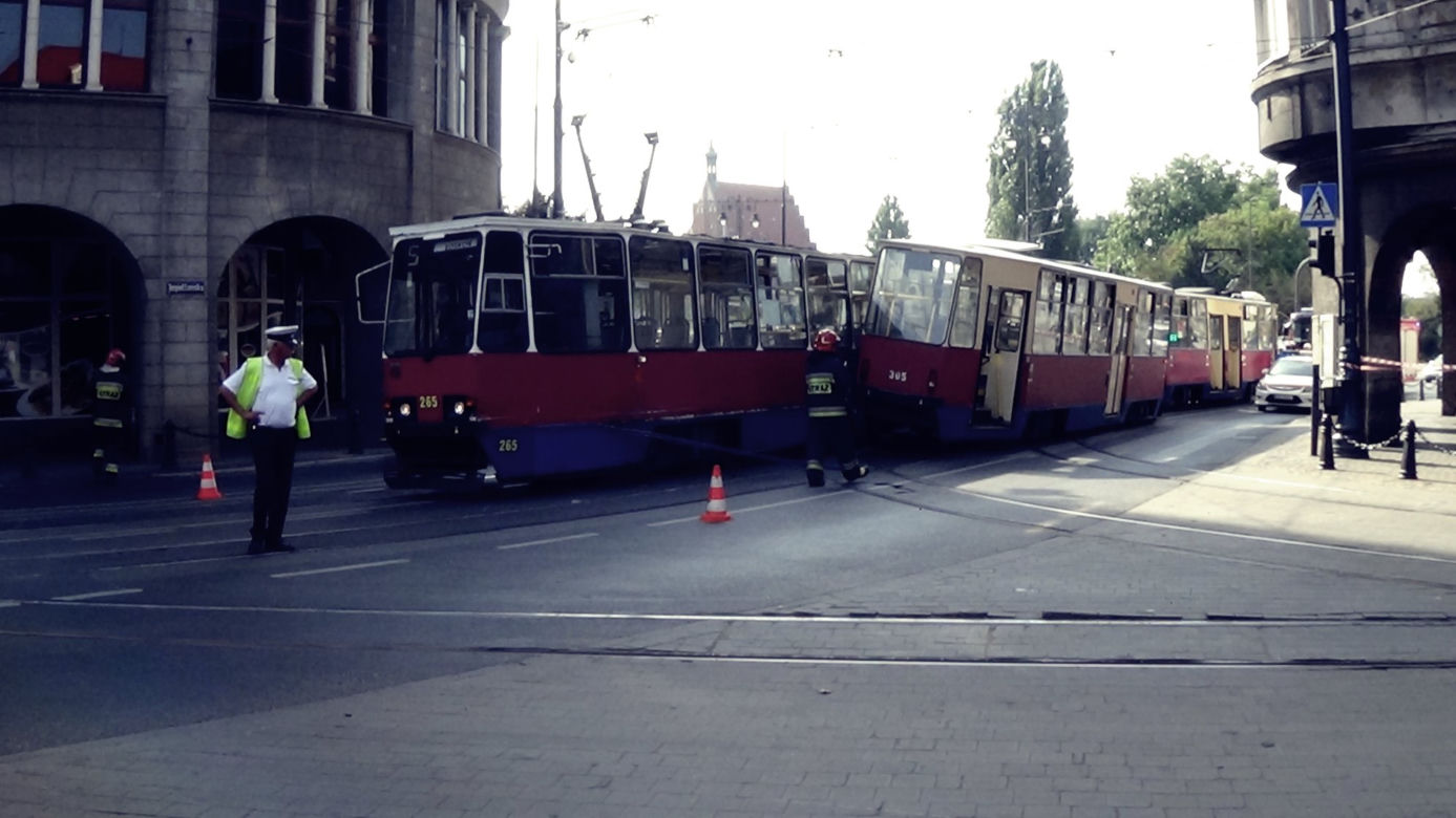 Zderzenie dwóch tramwajów w centrum Bydgoszczy! [ZDJĘCIA]