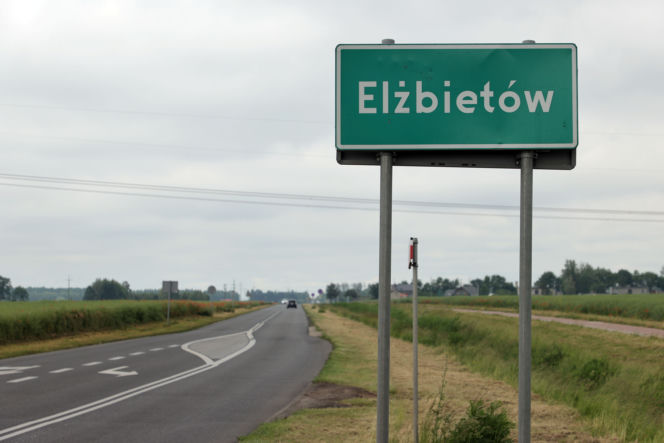 Znak "stop" stanął na skrzyżowaniu śmierci. Minął rok od potwornej tragedii w Elżbietowie