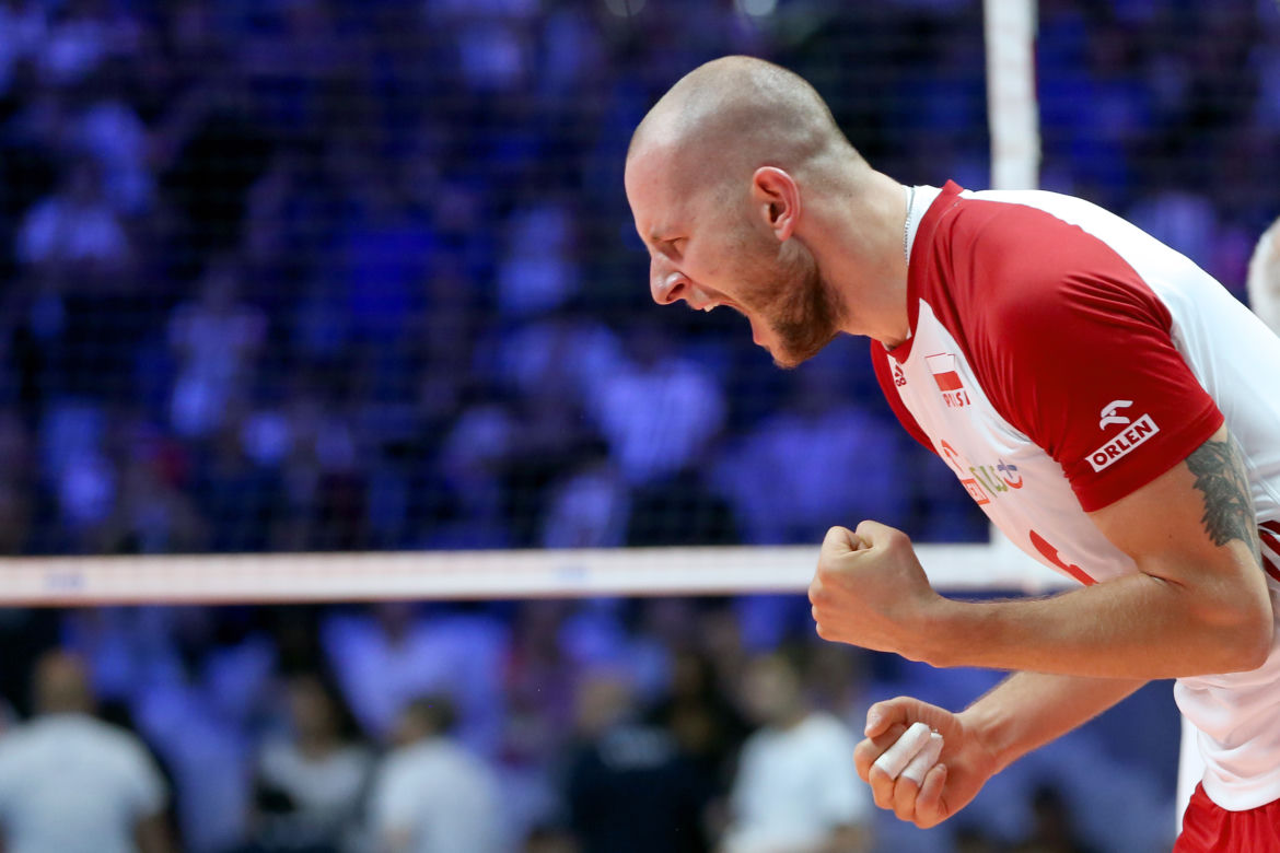 Bartosz Kurek popija winko