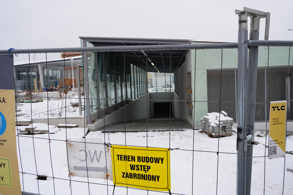 Nowy plac przed dworcem prawie gotowy. Kiedy zostanie otwarty?