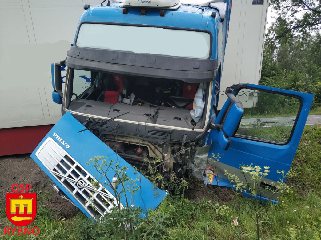 Szokujący wypadek pod Sochaczewem! 29-latka zginęła w roztrzaskanym volkswagenie [ZDJĘCIA]
