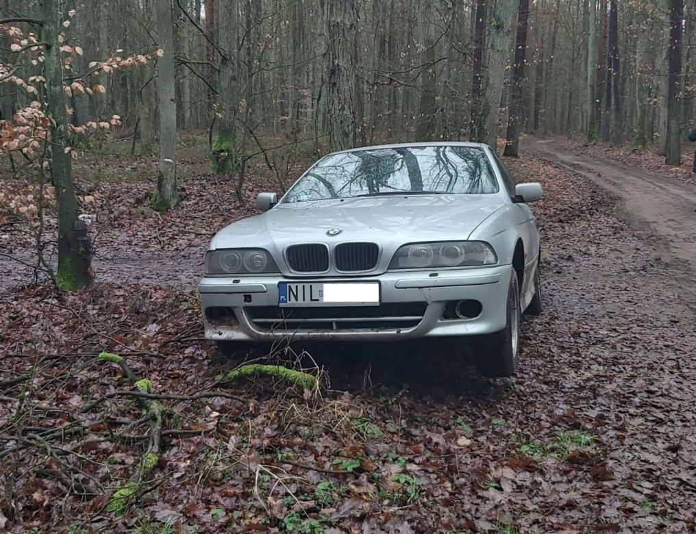 BMW porzucone w lesie