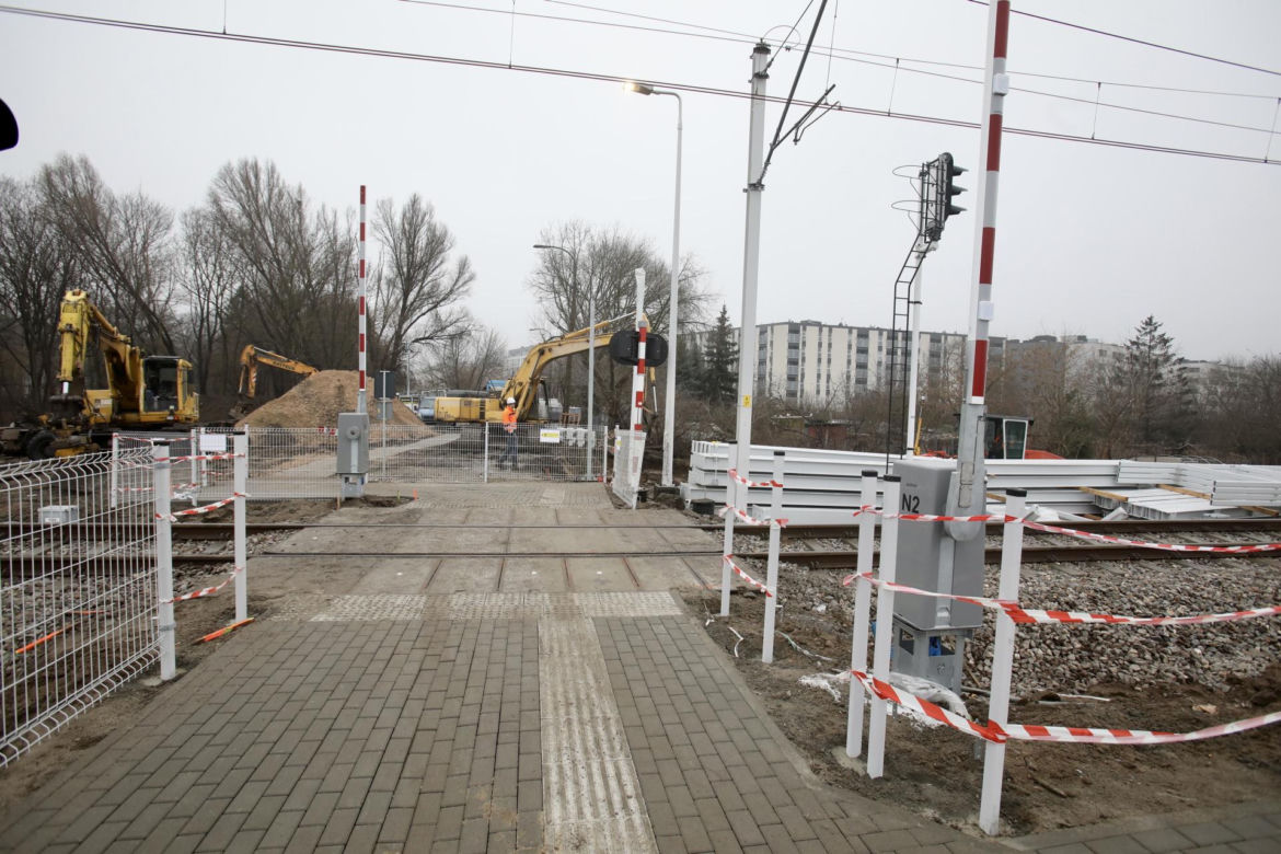 Dojście do nowej stacji przez błoto i plac budowy. PKP Warszawa Grochów jak tor przeszkód 