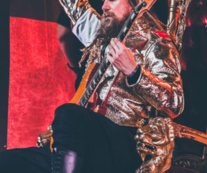 Skrupulatnie wyreżyserowany groteskowy spektakl okraszony nutą surrealizmu – Avatar zawładną Warszawą [RELACJA]