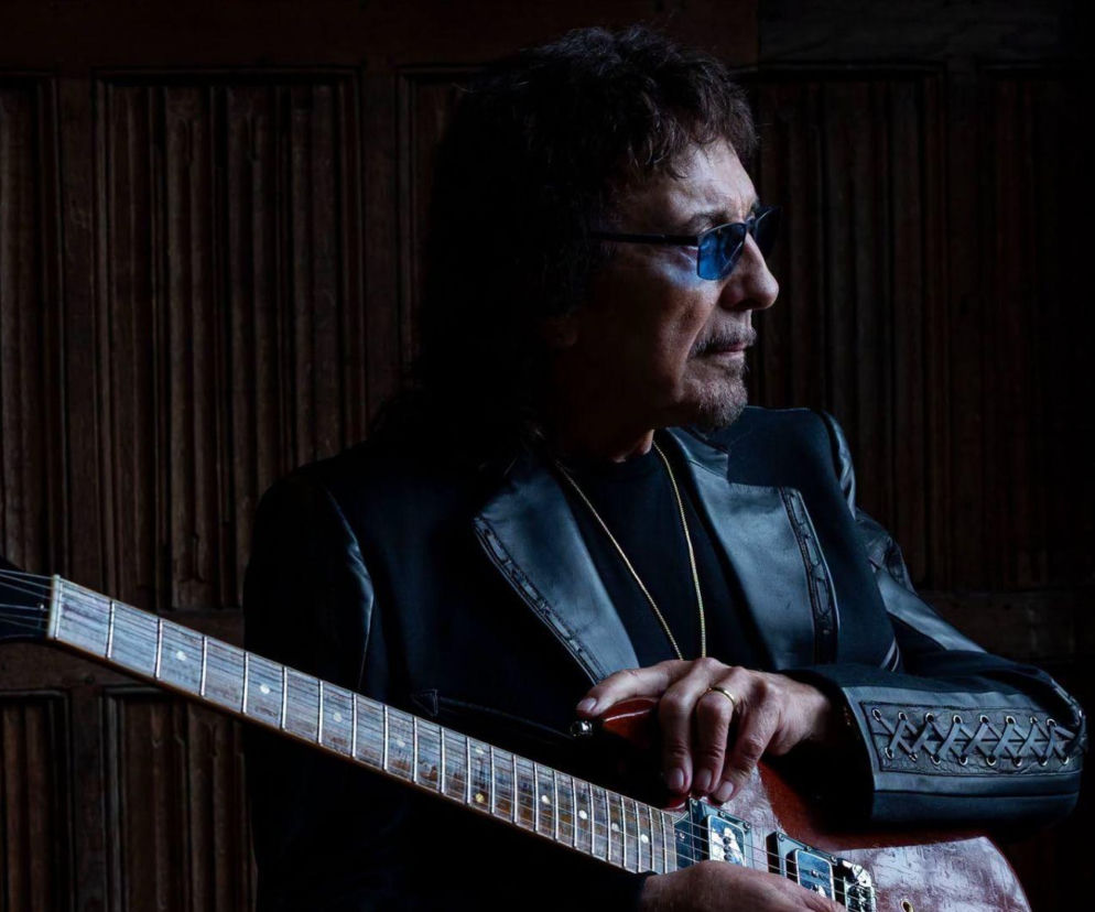 Gitarzysta Tony Iommi w okularach trzyma gitarę. O jego walce z chorobą i nowej płycie przeczytasz na EskaRock.