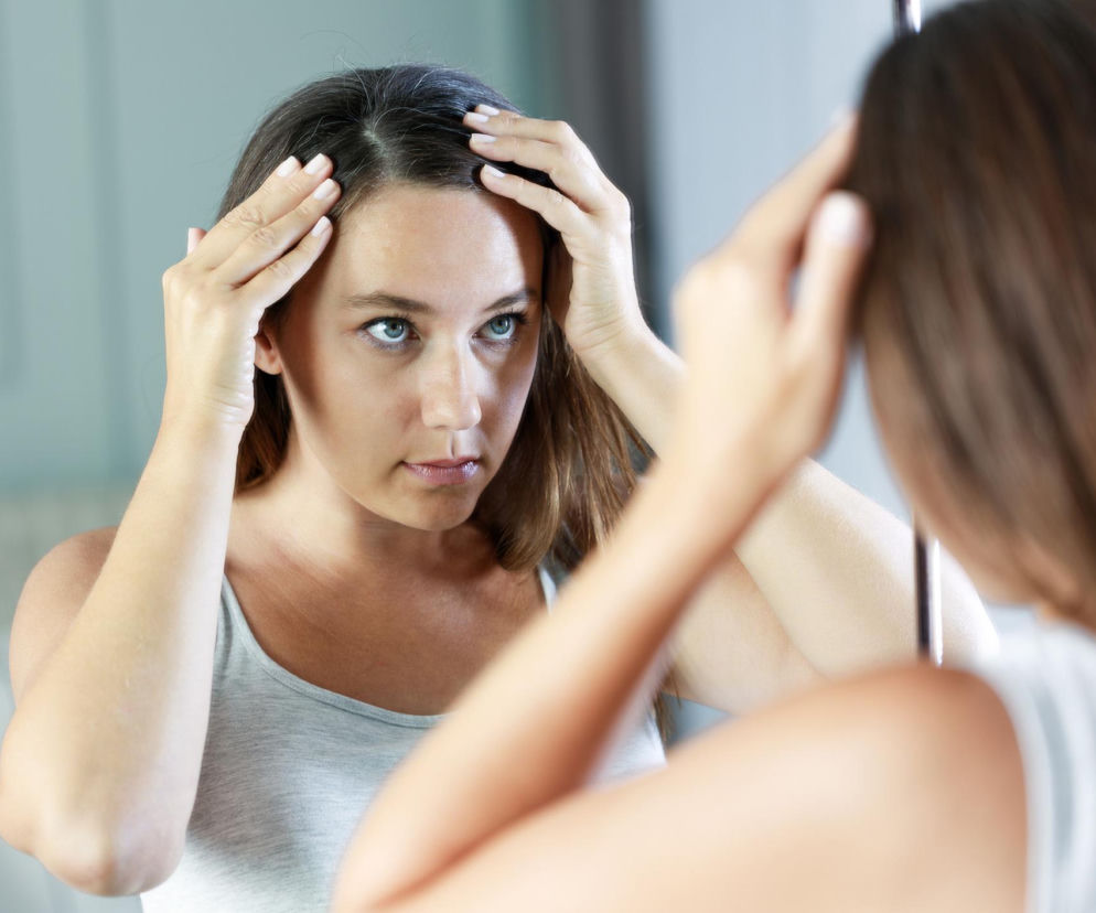 Włosy są sztywne jak makaron? To nie brak odżywek, a popularny błąd. Sprawdź, jak je uratować