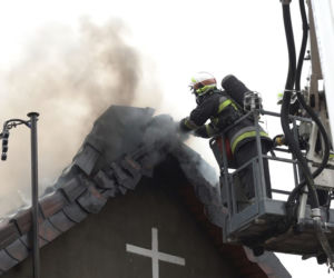 Ogień na plebanii pojawił się w czasie mszy. Żywioł strawił majątek parafian 