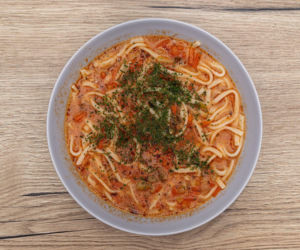 Jak zrobić gęstą zupę pomidorową jak z baru mlecznego? Ten smak pamięta pół Polski