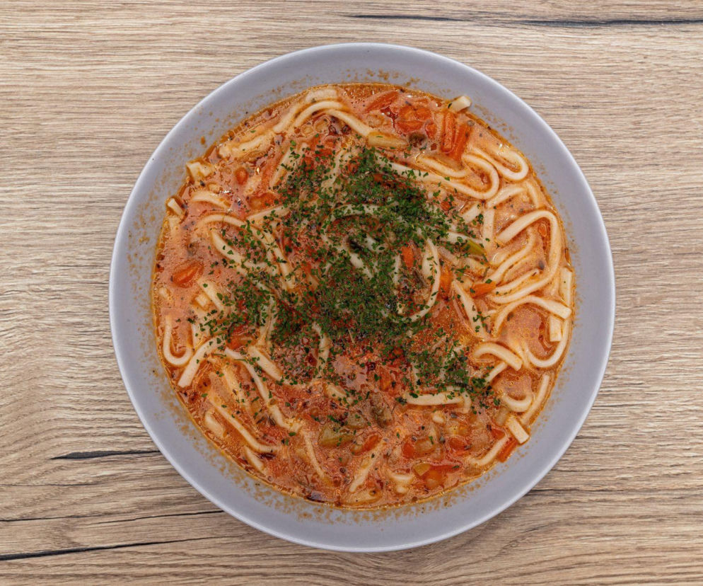 Jak zrobić gęstą zupę pomidorową jak z baru mlecznego? Ten smak pamięta pół Polski