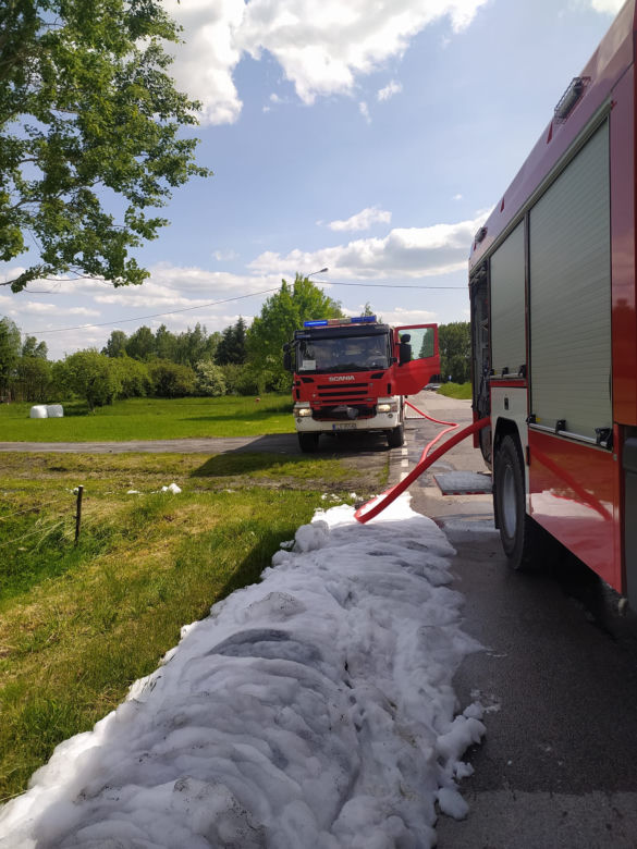 Szkolny autokar stanął w płomieniach. Podróżowały w nim dzieci. Zobacz