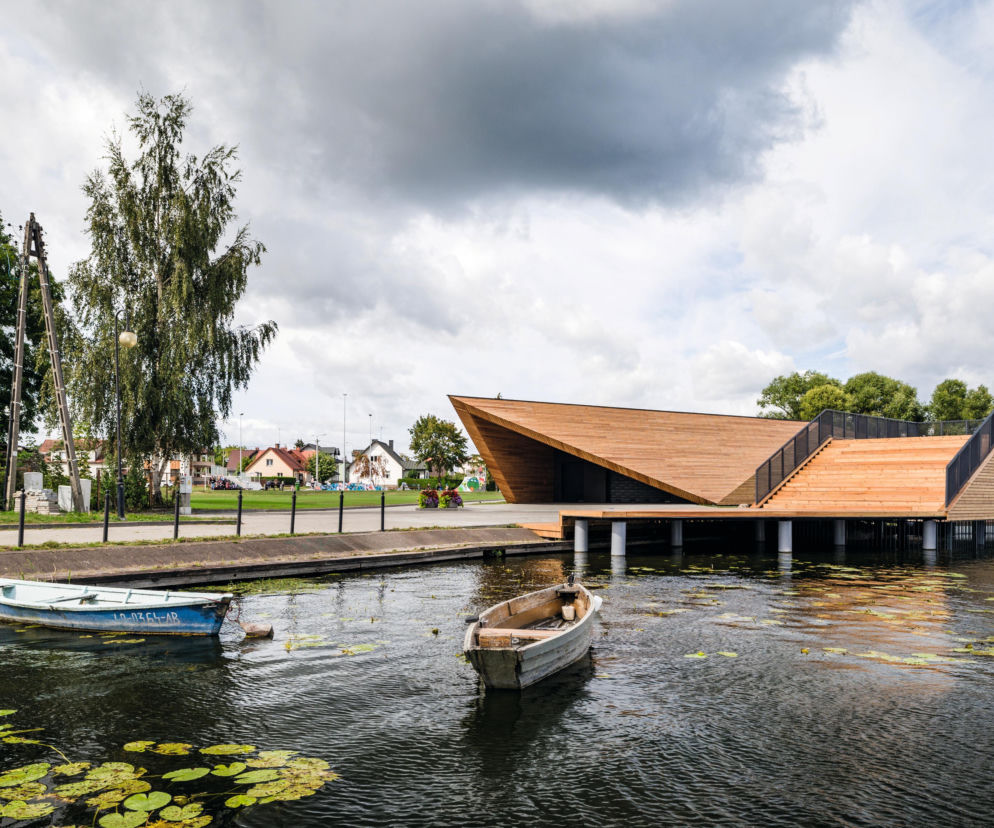 Drewniana baza kajakarska w Augustowie nad brzegiem Netty. O wodnej architekturze w Polsce przeczytasz w serwisie Architektura.
