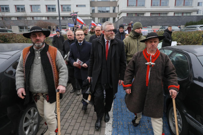 Europoseł Grzegorz Braun (C) na sali Sądu Rejonowego dla Warszawy-Pragi Południe