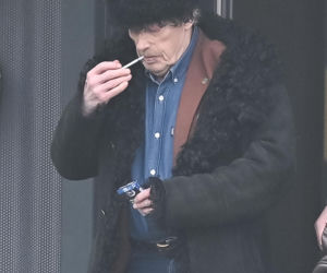 Daniel Olbrychski pali pod zakazem palenia