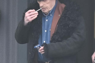 Daniel Olbrychski pali pod zakazem palenia