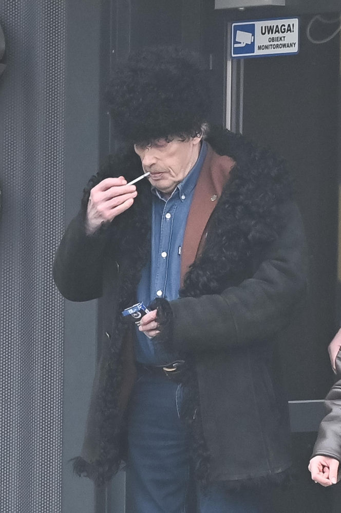 Daniel Olbrychski pali pod zakazem palenia