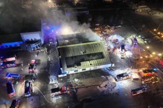 Kilkanaście godzin walki z wielkim pożarem w Rawiczu. Milionowe straty [ZDJĘCIA]