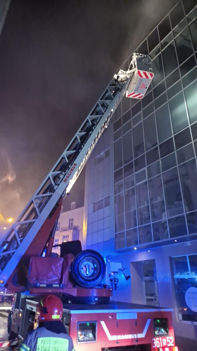 Kłęby dymu pojawiły się na poddaszu. Pożar w Domu Handlowym "Krakus" w Tarnowie