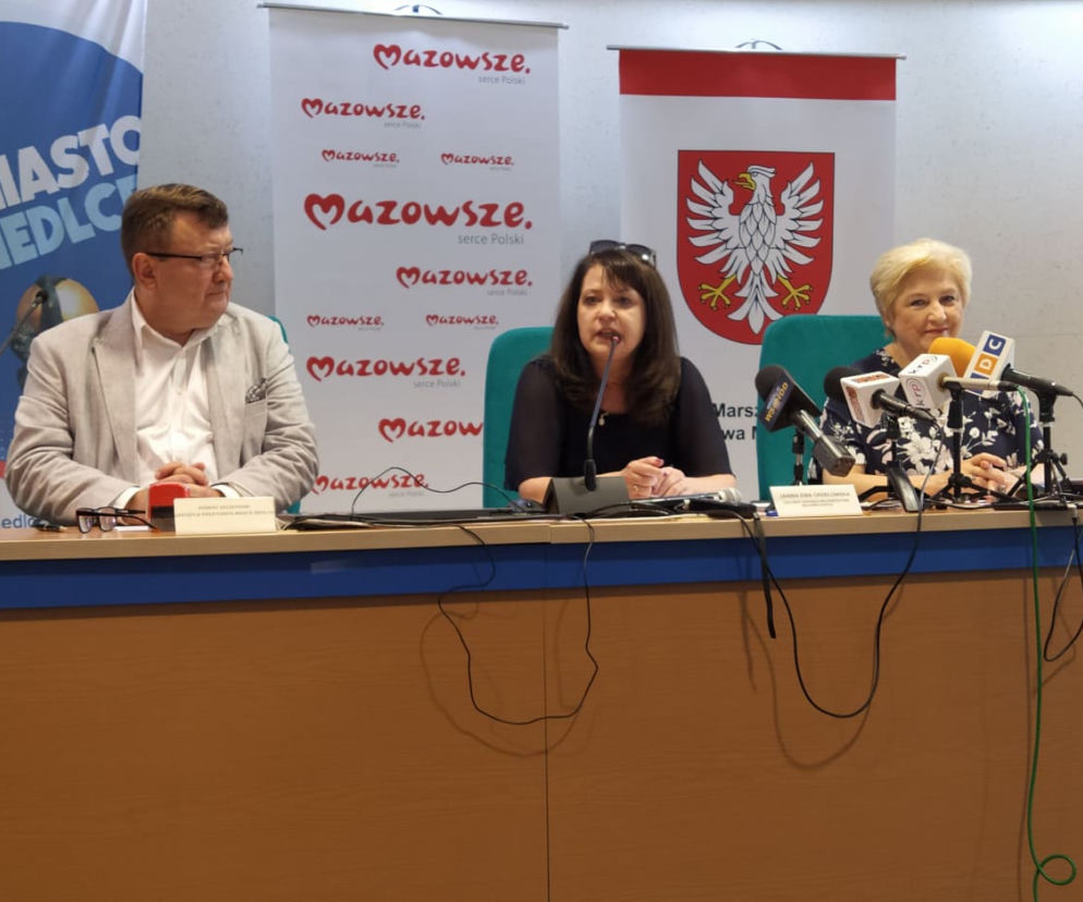 Na zdjęciu, od lewej: Robert Szczepanik, wiceprezydent Siedlec oraz Janina Ewa Orzełowska i Elżbieta Lanc z zarządu województwa mazowieckiego