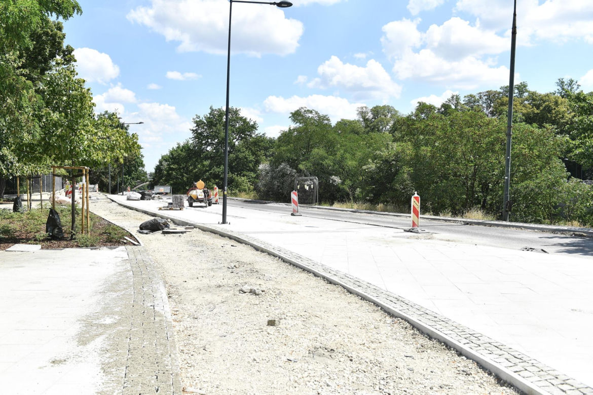 Wiemy kiedy ruszą windy na placu Na Rozdrożu. Na razie piesi muszą gramolić się po schodach