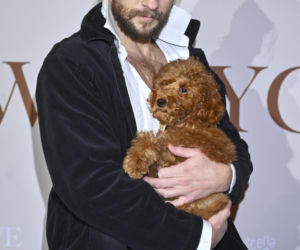 Sebastian Fabijański z pieskiem