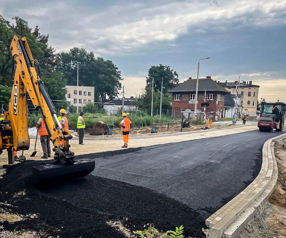 Drogowcy kładą asfalt na ulicy Święciechowskiej w Lesznie. O przebiegu remontu drogi przeczytasz na Eska Leszno.