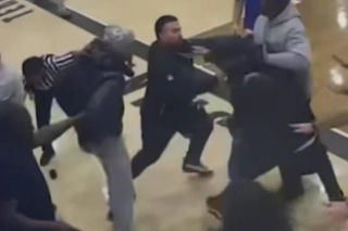 Bijatyka matek i ojców w katolickiej szkole! Ich dzieci patrzyły