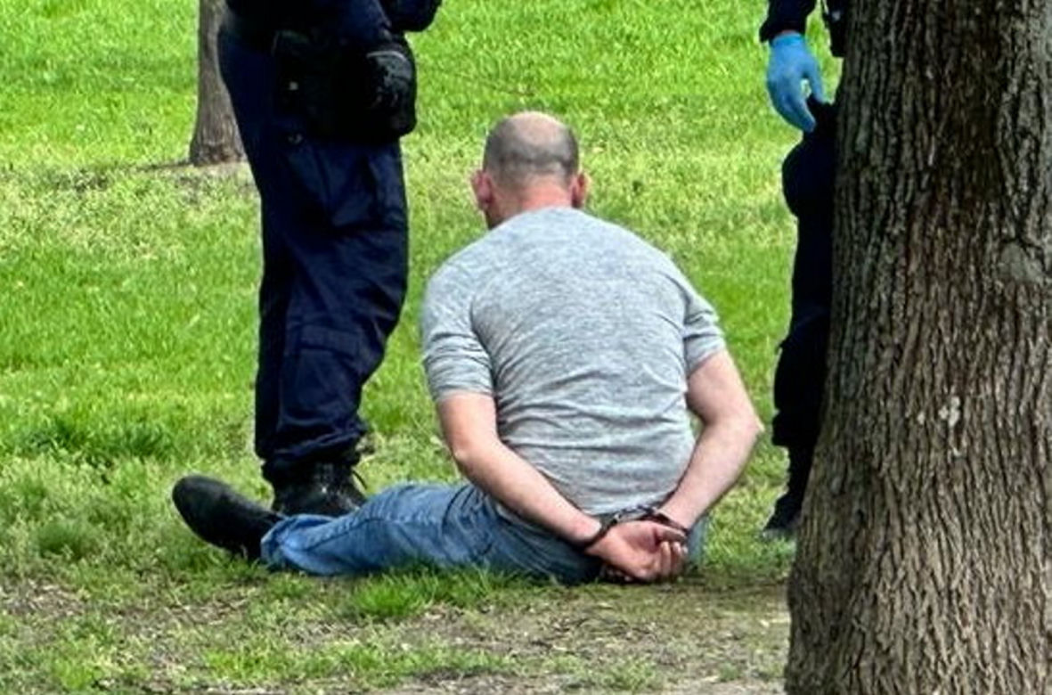 Poranna awantura na Mokotowie. W aucie znaleziono broń i nóż. Zatrzymano dwie osoby