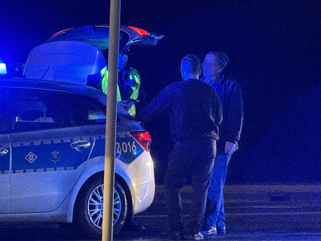 Autobus przeciągnął Lanosa kilkadziesiąt metrów. Poważny wypadek na Białołęce