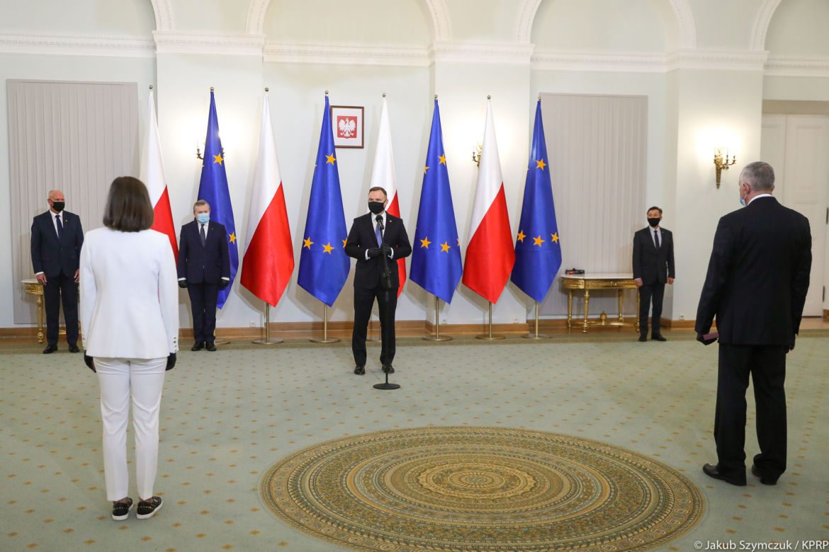 Iga Świątek odbiera odznaczenie od prezydenta