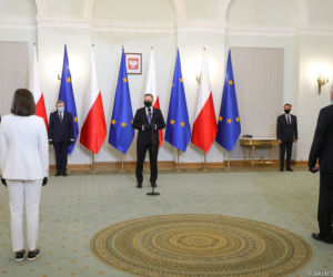 Iga Świątek odbiera odznaczenie od prezydenta