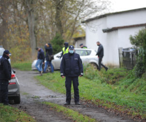 Rzucił się na policjantów z nożami, zastrzelili go
