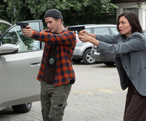 Młode gliny, odcinek 17: nastolatek dokonuje brutalnego rozboju. Jego ofiara, ciężarna kobieta, walczy o życie