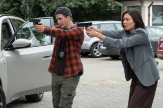 Młode gliny, odcinek 17: nastolatek dokonuje brutalnego rozboju. Jego ofiara, ciężarna kobieta, walczy o życie