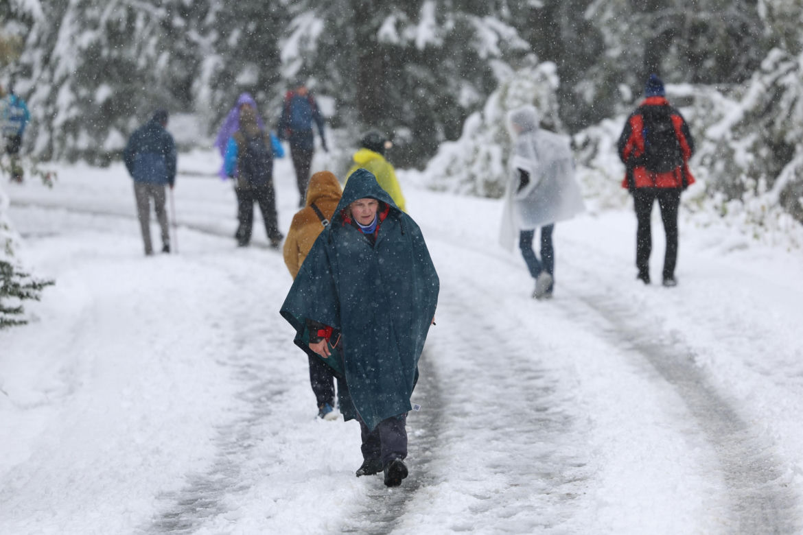Śnieg w Tatrach. TOPR ogłosił pierwszy stopień zagrożenia lawinowego