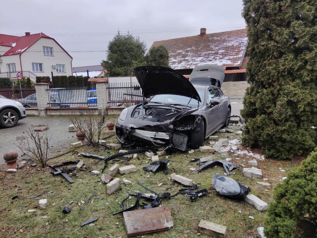 Luszowice. Porsche wypadło z drogi i przebiło ogrodzenie plebanii