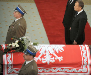 Premier Tusk na warcie przy trumnie prezydenta Kaczyńskiego
