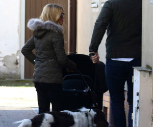 Kasia Tusk na bardzo długim spacerze z rodziną i pieskiem