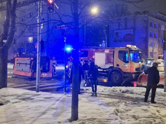 Odśnieżanie zakończone chaosem. Posypywarka runęła na skrzyżowanie