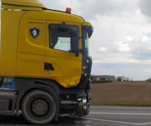 Potworne zderzenie pod Płockiem. Citroena wjechał prosto pod tira. 39-latkę i jej pasażera zabrała karetka [ZDJĘCIA]