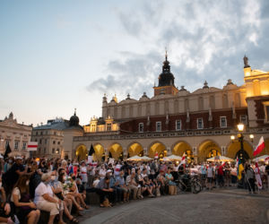 Manifestacja Białorusinów na rynku w Krakowie. Precz z Łukaszenką!