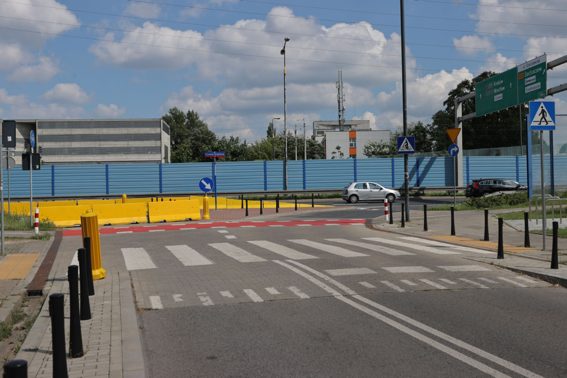 Zamknęli zjazd na osiedle. Mieszkańcy są wściekli