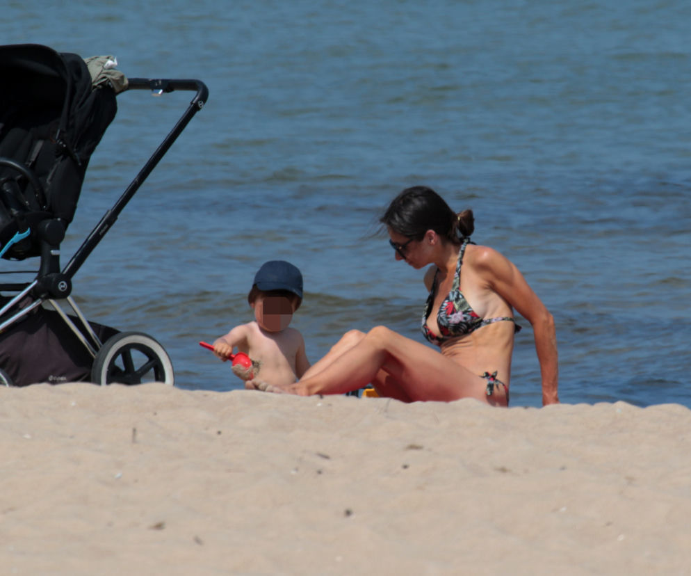 Marta Kaczyńska na plaży karmi dziecko piersią