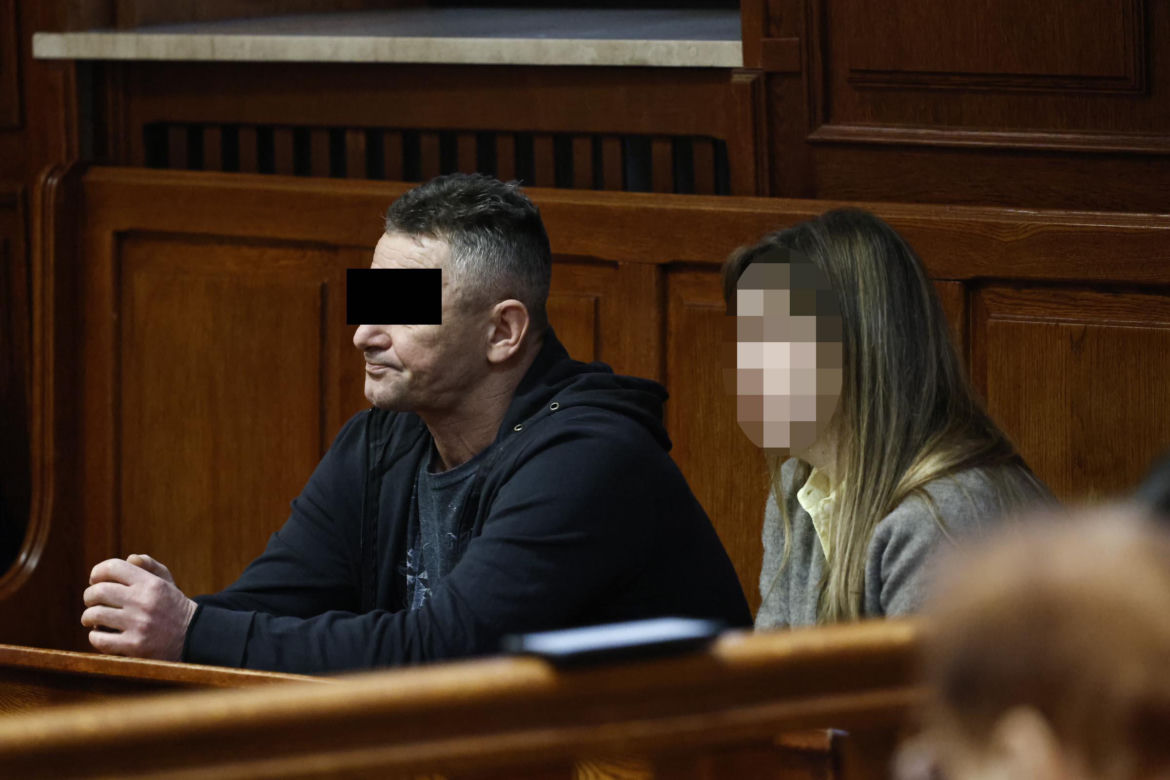 „Sztuczną szczękę wepchnięto jej do gardła”. Przerażające ustalenia. W mieszkaniu w Warszawie znaleziono cztery ciała