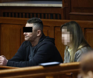 „Sztuczną szczękę wepchnięto jej do gardła”. Przerażające ustalenia. W mieszkaniu w Warszawie znaleziono cztery ciała