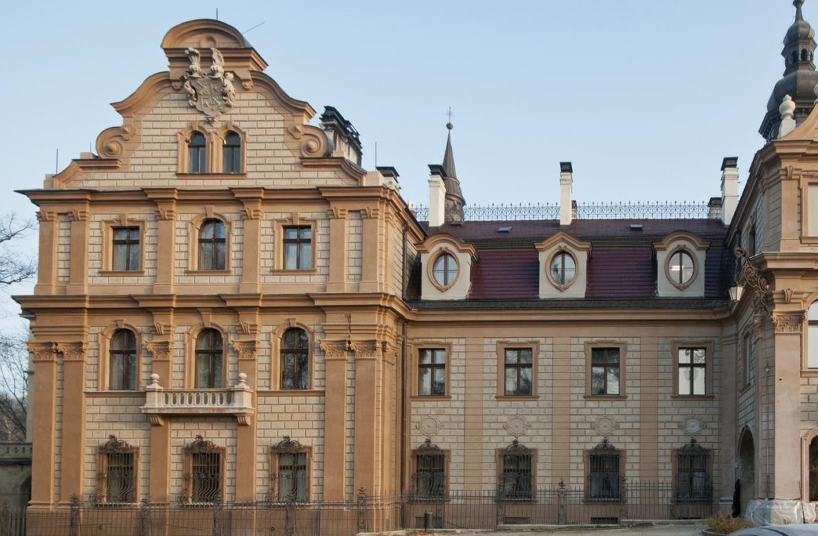 Metamorfoza Zamku w Mosznej. Z sanatorium w bajkowy hotel - tak przez lata zmieniał się jeden z najbardziej czarujących budynków w Polsce