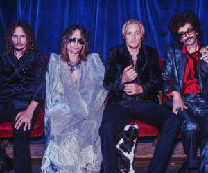 Muzycy The Darkness zagrali swoje utwory na dworcu w Londynie. Nie zabrakło świątecznego hitu! 