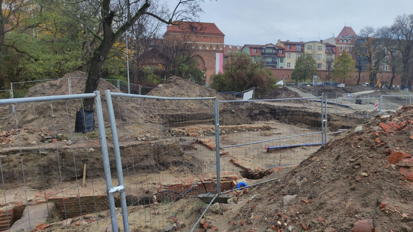 Bulwar Filadelfijski w Toruniu. To tutaj odkryto relikty kompleksu św. Ducha