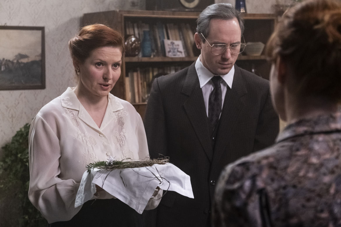 Stulecie Winnych 4 sezon odc. 42 (odc. 3).  Ania (Urszula Grabowska), Mania (Magdalena Walach), Michał (Stefan Pawłowski)
