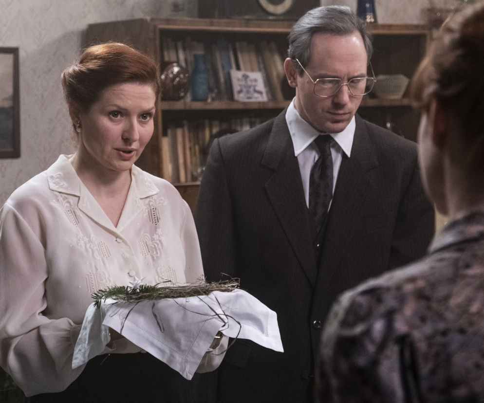 Stulecie Winnych 4 sezon odc. 42 (odc. 3).  Ania (Urszula Grabowska), Mania (Magdalena Walach), Michał (Stefan Pawłowski)
